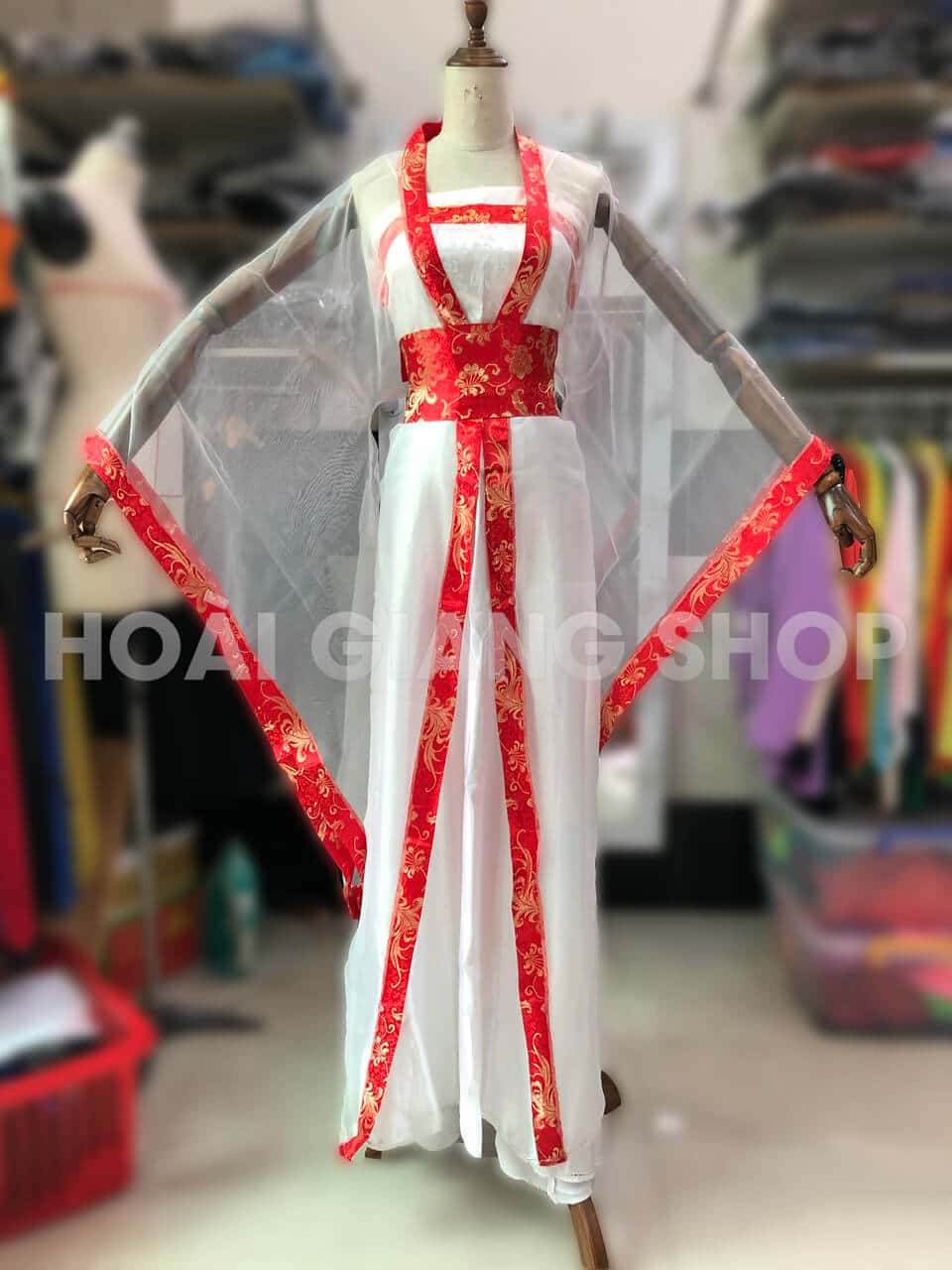 thuê trang phục chị hằng