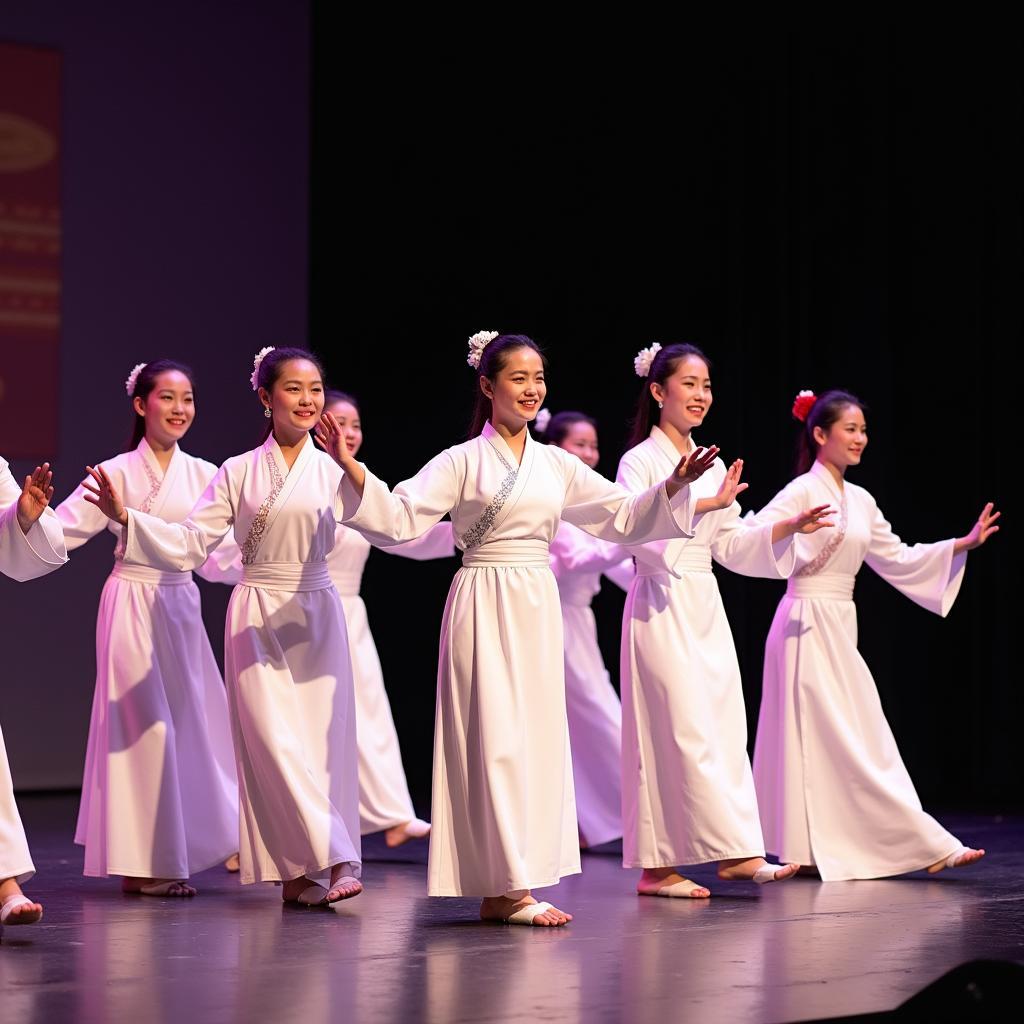 Nhóm nam nữ biểu diễn văn nghệ trong trang phục dân tộc Mông trắng do Trang Phục Hàng Xanh cung cấp